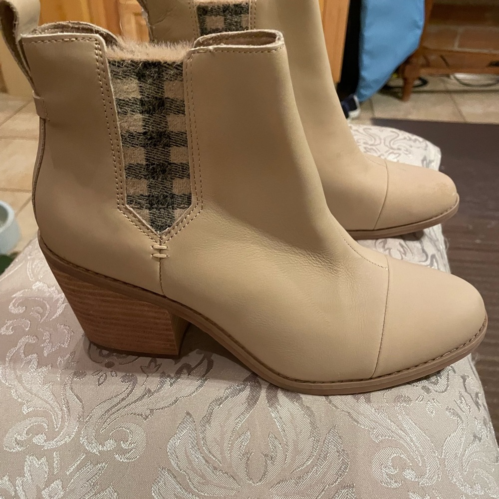 BNWT Tom’s Ortholite Sand Leather Size 8.5M